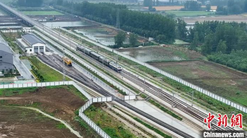檢測列車正在對滬渝蓉高鐵武宜段進行綜合測試?！±顖愹E 攝