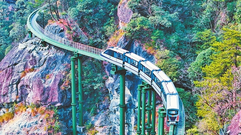 悬崖动车行驶在大觉山的悬崖峭壁上。(大觉山景区供图)