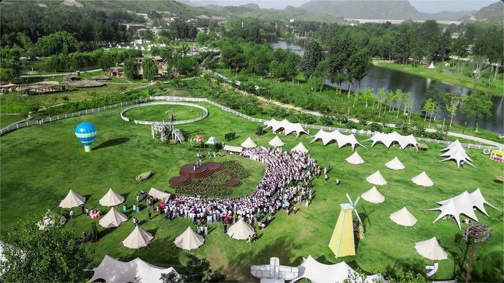游客们在易县的恋乡·太行水镇生态农场上参加活动。（受访单位供图）