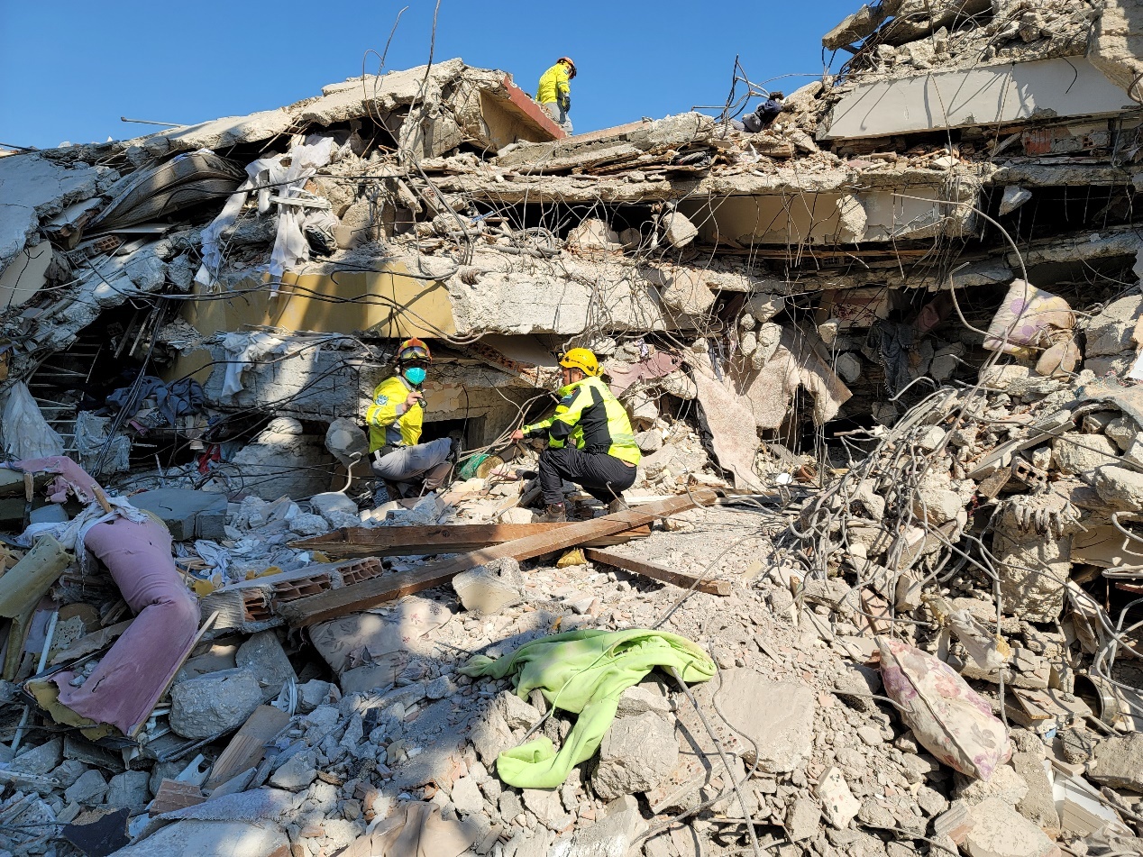 土耳其地震现场救援。