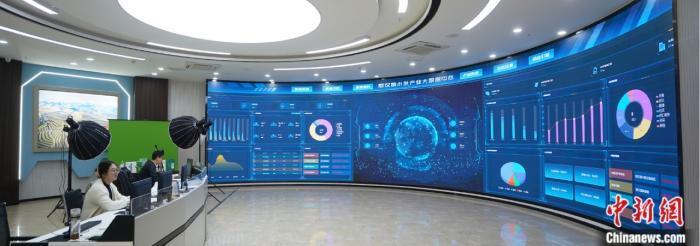 图为正在运行的智慧农业大数据中心。叶剑南 摄