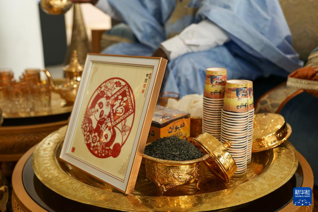 5月9日，在摩洛哥首都拉巴特举行的“茶和天下·雅集”暨“江西风景独好”摩洛哥“江西日”活动现场，一件中国剪纸作品被摆放在摩洛哥茶艺表演现场。