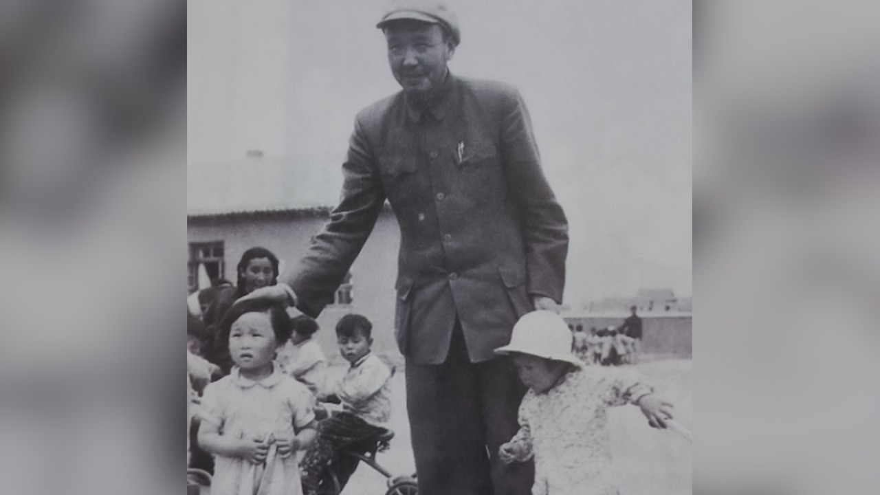 乌兰夫到育婴院看望“南方孤儿”，会精心准备糖果、奶粉和玩具等小礼物