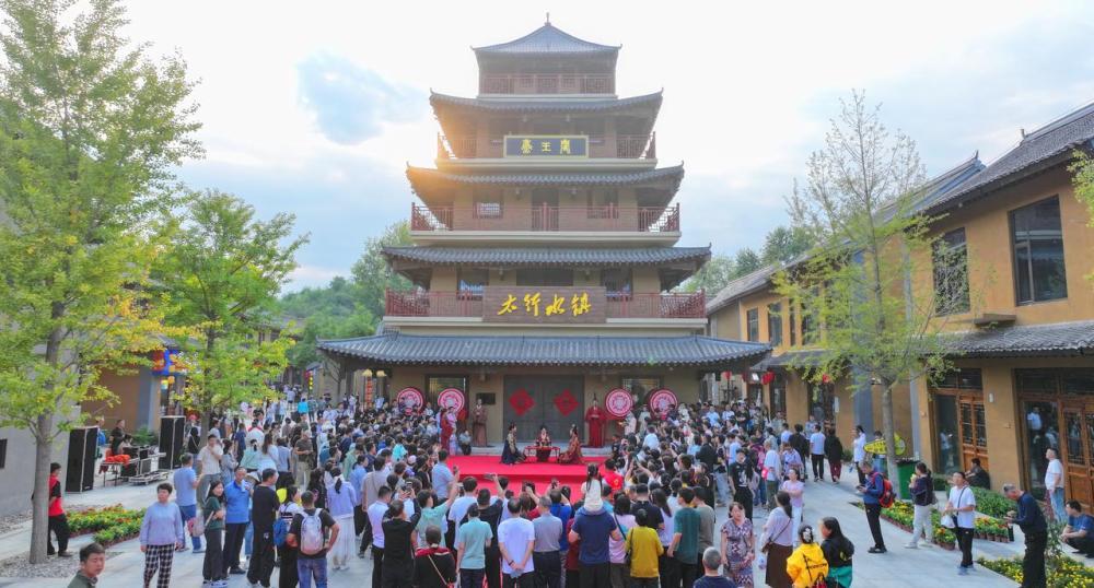 恋乡·太行水镇举办的燕文化国潮秀活动现场。（受访单位供图）