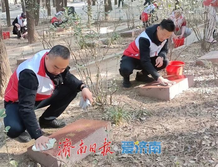 为烈士墓碑“描金”,让英雄事迹赓续!他们,描出一座座崭新“金碑”