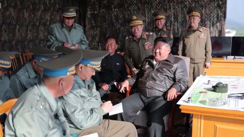 金正恩视察朝鲜空军防空战斗及空袭训练