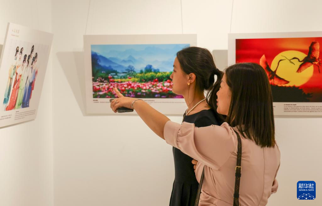 5月9日，在摩洛哥首都拉巴特举行的“茶和天下·雅集”暨“江西风景独好”摩洛哥“江西日”活动现场，来宾参观“如画江西 风景独好”图片展。