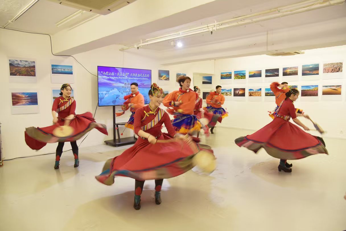 图：青海特色民族歌舞表演赢得一片掌声