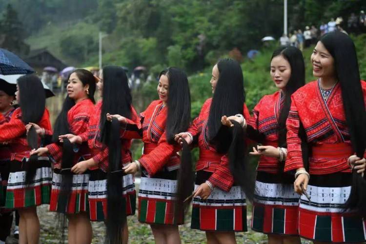 百万网红博主走进广西黄洛瑶寨 探秘“天下第一长发村”_fororder_1