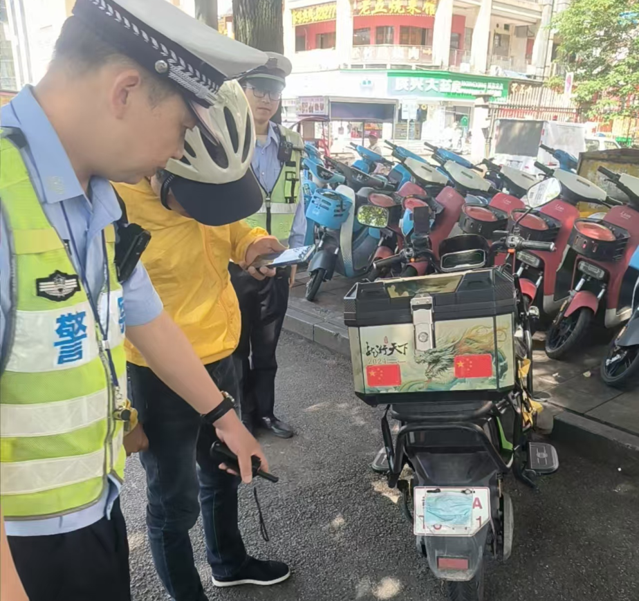▲直属一大队查处一起外卖小哥为躲避“电子警察”抓拍，用口罩遮挡号牌的交通违法行为。
