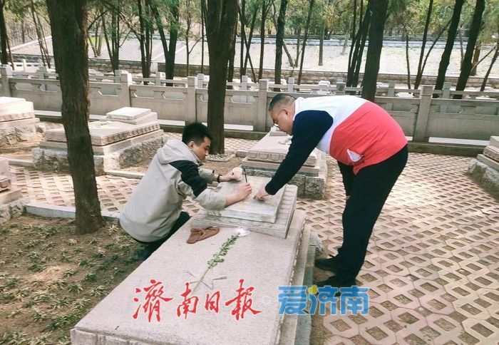 为烈士墓碑“描金”,让英雄事迹赓续!他们,描出一座座崭新“金碑”