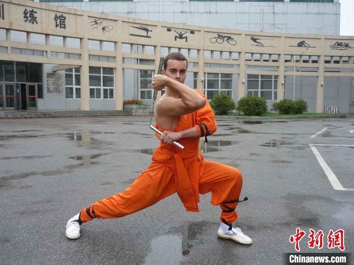 图为2010年，何俊梁在位于吉林省的四平少林武术学校中习武。（资料图）受访者供图