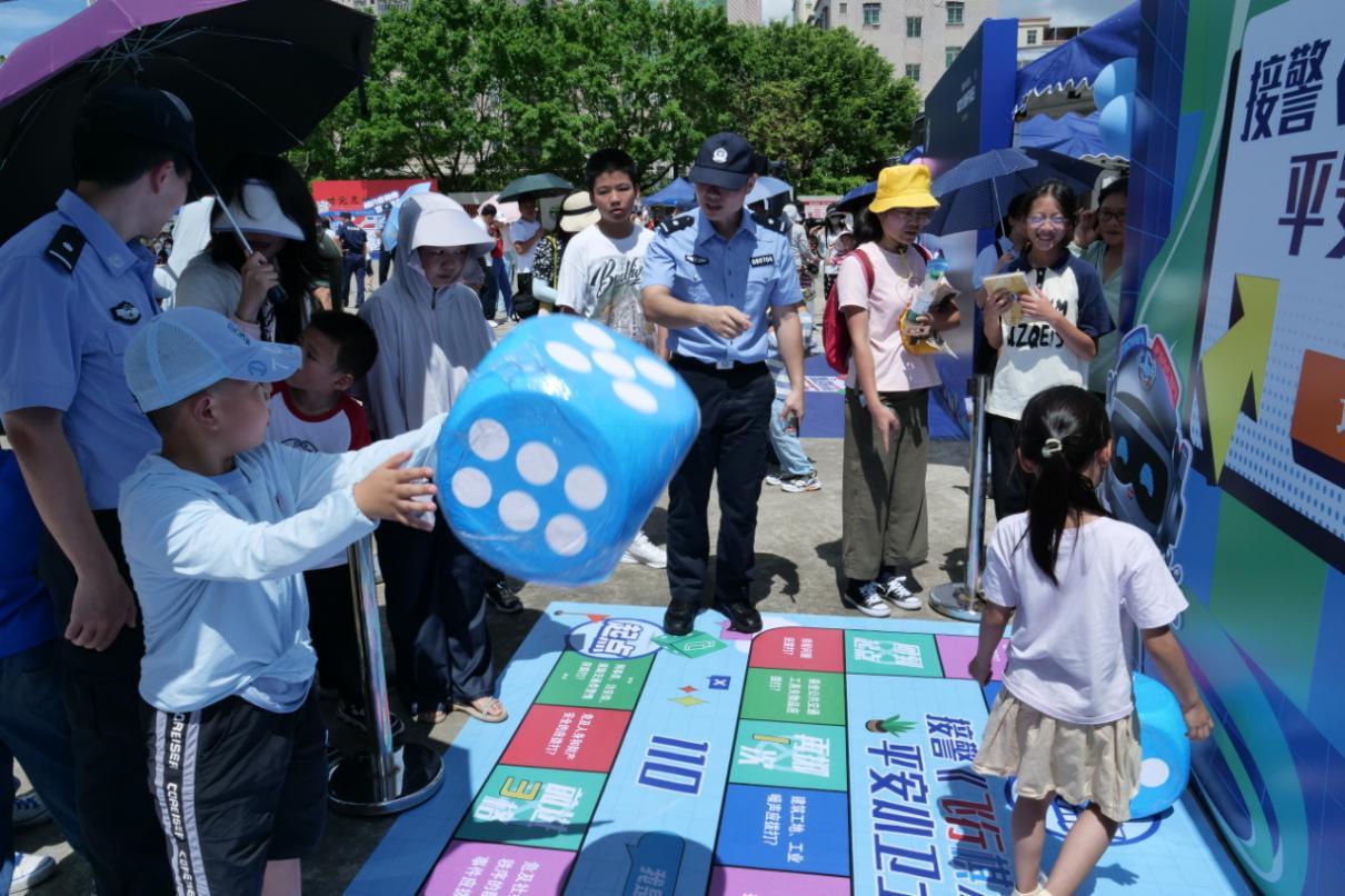 市民群众体验游戏互动环节开放日现场大合影