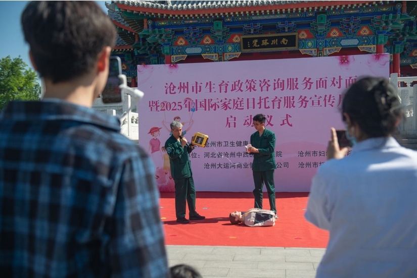 河北省沧州中西医结合医院的专家在演示急救方法。