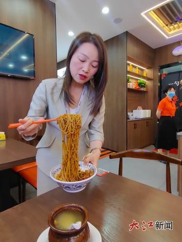 邓丽琴展示拌粉手艺。