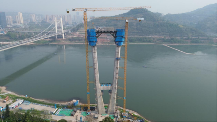 市郊铁路跳磴至江津线圣泉寺至鼎山段跨江轨道专用桥南主塔 重庆市发展改革委供图