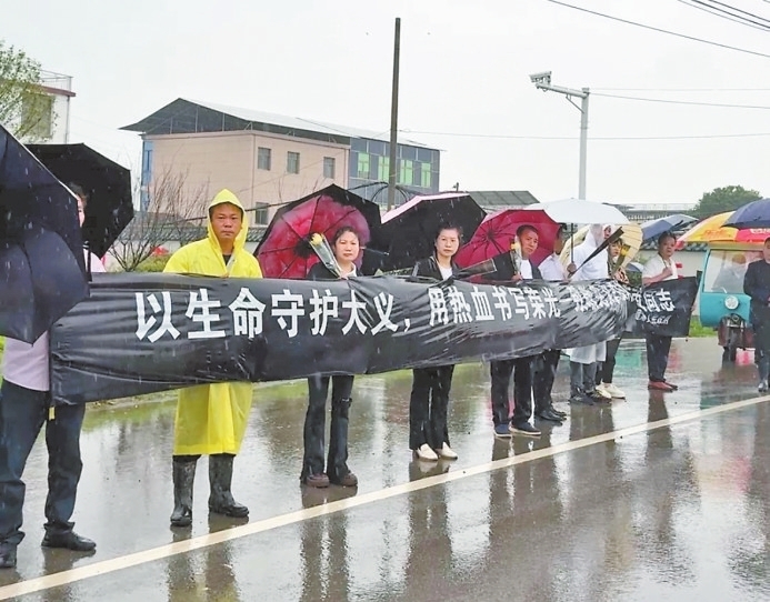沿途干部群众自发送别高武。
