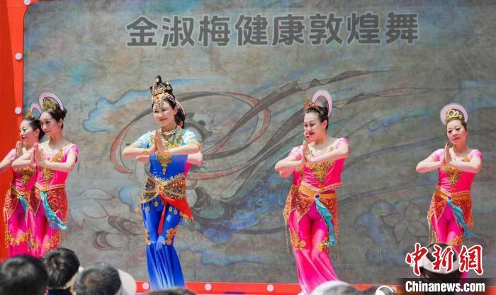 金淑梅编创的“敦煌健康舞”是一种融合敦煌壁画舞姿与现代健身理念的创新舞蹈形式。(杨浦区文明办供图)