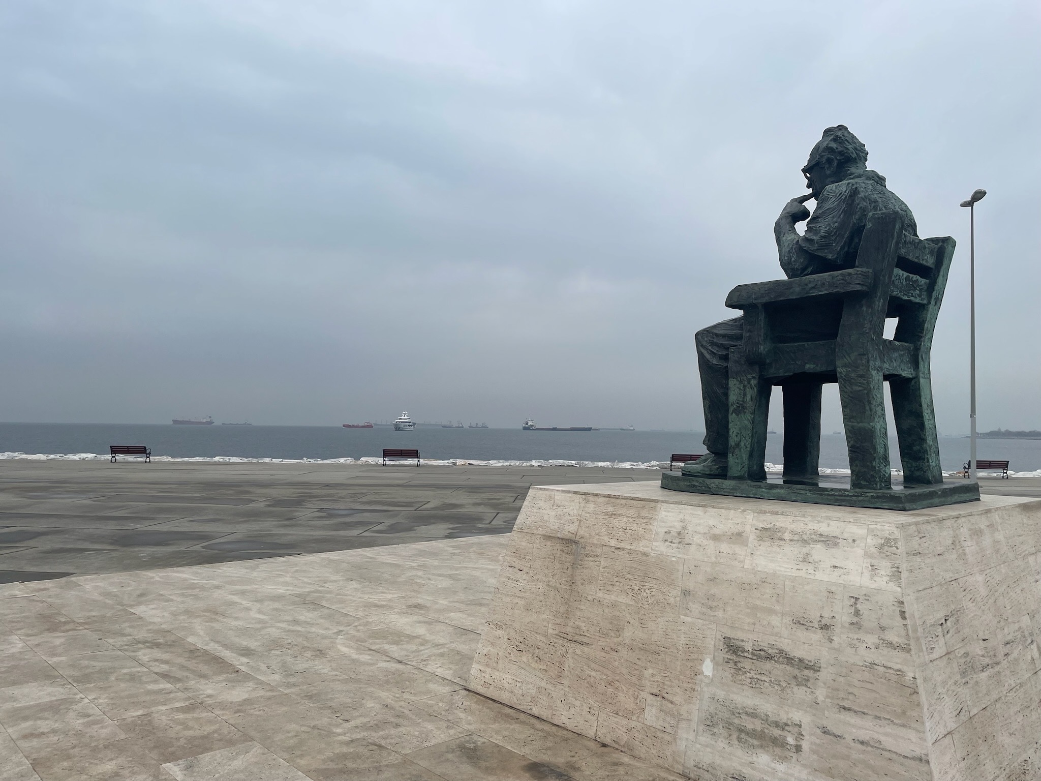 奥雷·伯曼在马尔马拉海边见到土耳其作家亚沙尔·凯末尔（Yashar Kemal）的巨型雕像　受访者供图