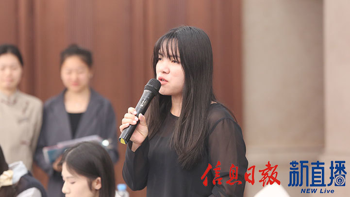 凤凰网提问（文颖 摄）