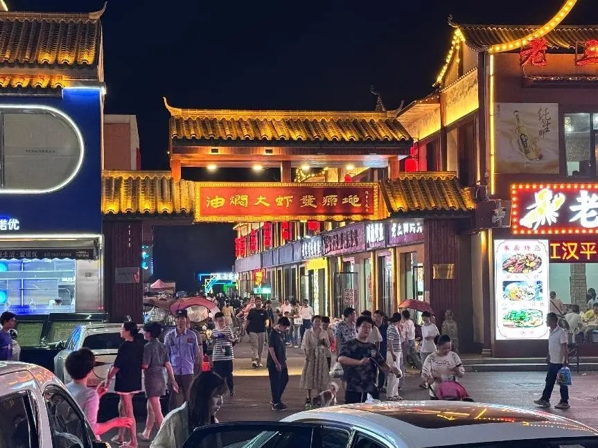 五一期间来潜江吃虾游玩的游客络绎不绝