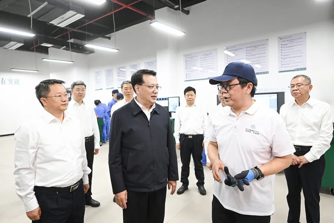 5月13日，市委书记袁家军在潼南汽车后市场产教融合基地调研。苏思 摄