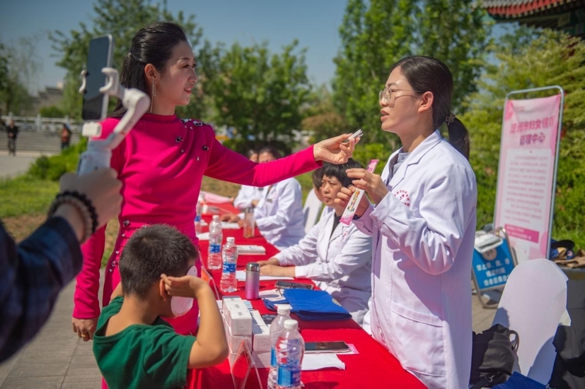 沧州市妇幼保健院的专家通过视频进行医疗科普。
