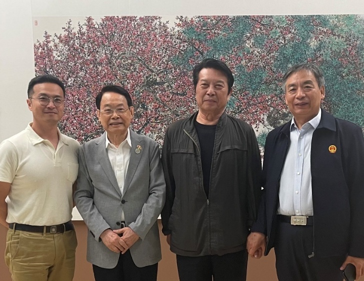 萧晖荣教授与中国文联原副主席覃志刚（右二）等