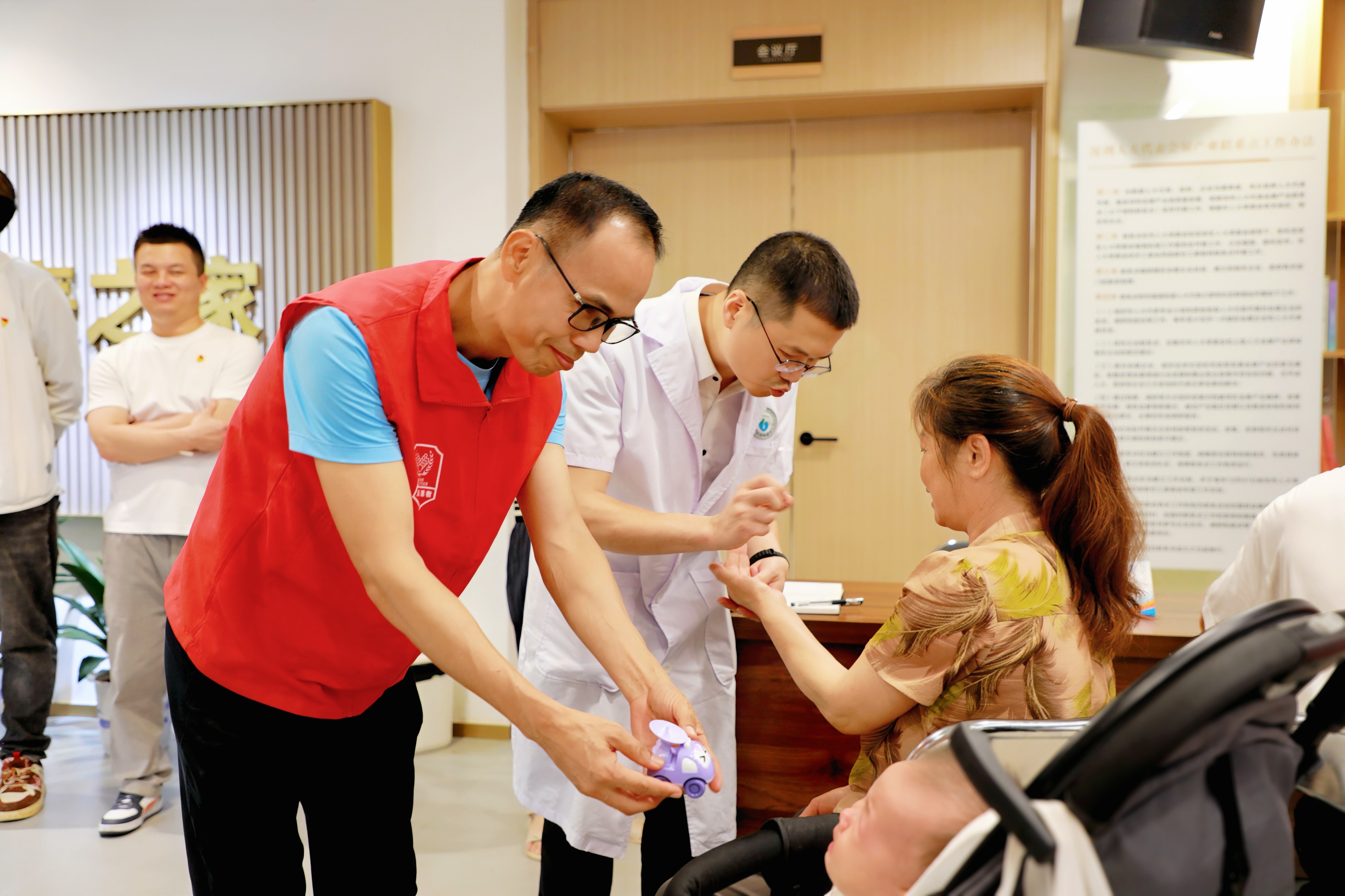 健康服务送到社区 居民群众直呼方便