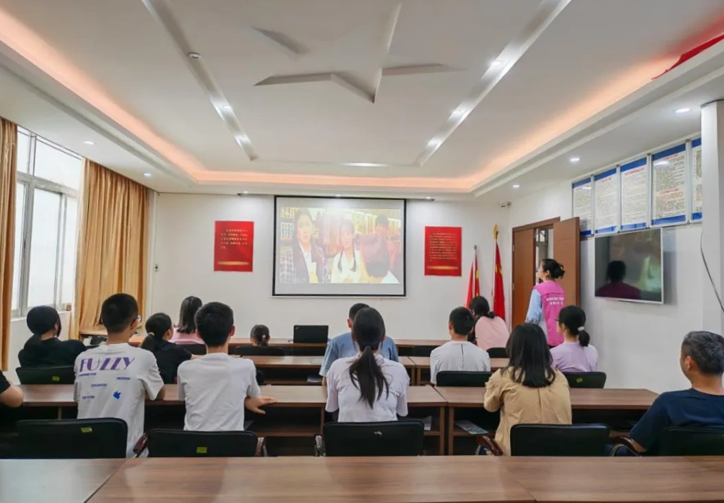 鸿业社区新时代文明实践站开展母亲节主题观影活动