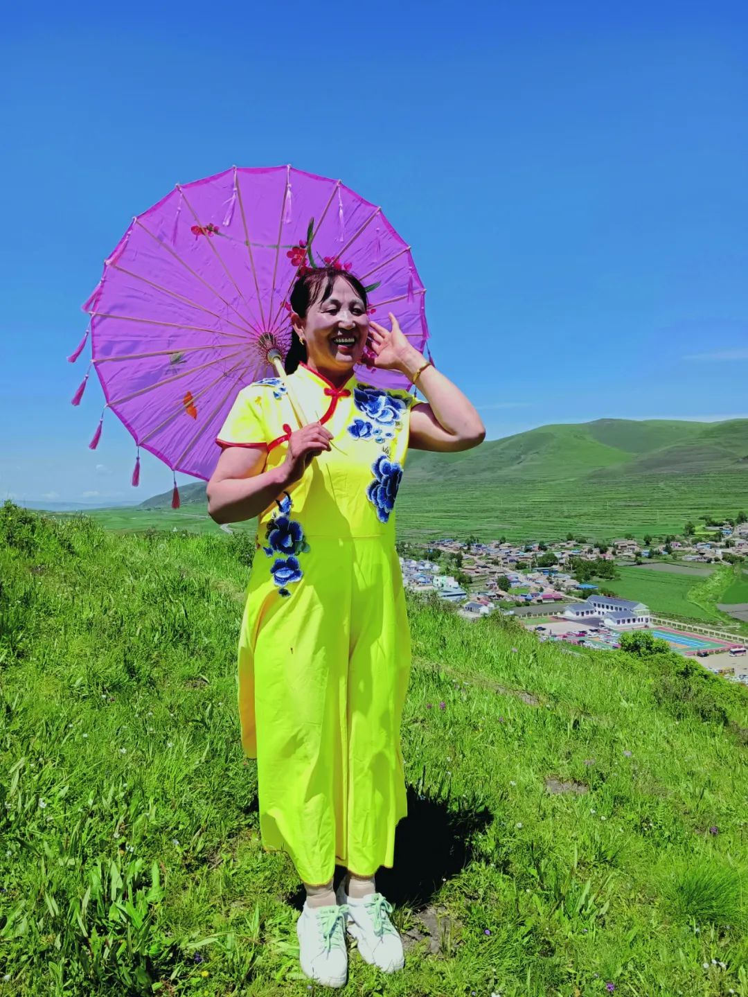 定西市级花儿传承人蒲次菊在山头唱花儿　李自立　摄