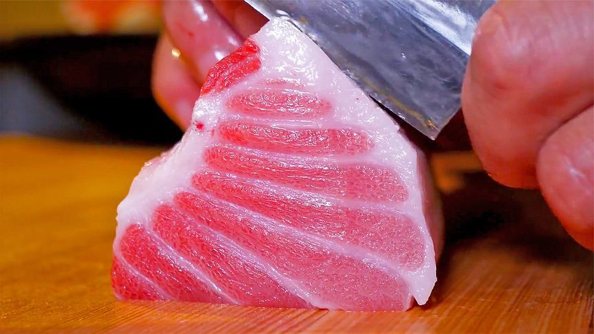 分解一条蓝鳍金枪鱼要几步？这一盘刺身拼盘据说口感会非常好，但也很贵