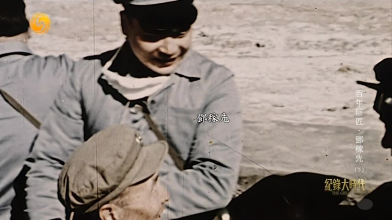 原子弹爆炸成功庆功会上，喝醉的邓稼先像孩子般抽泣，又像孩子般笑着