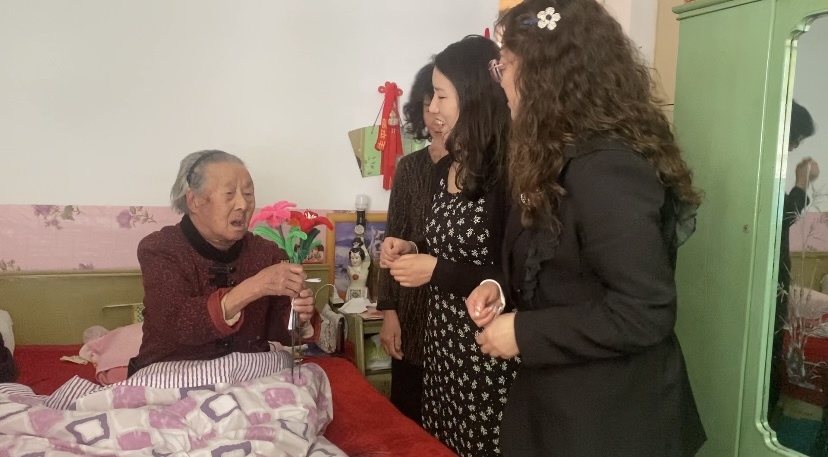 母亲节“花”式表白　华亭银发族开心得嘞