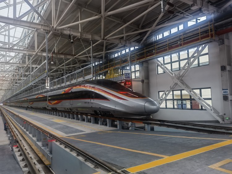 首列动车组缓缓驶入重庆东动车所检修库，后续将参与试验数据验证等工作 李各 摄