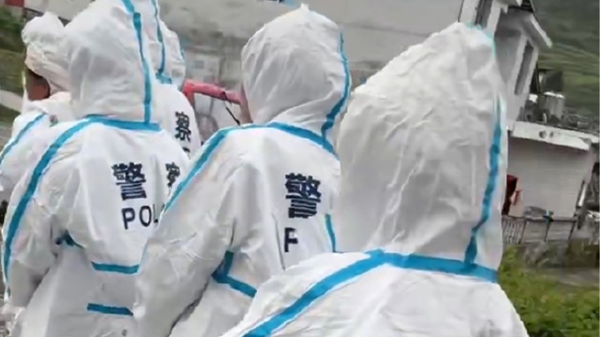多人穿警察字样雨衣参与丧事，官方通报：雨衣系村民从网上购买，已立案查处
