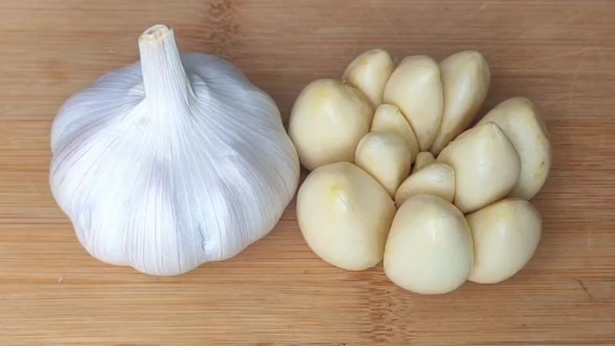 大蒜上有个小开关，轻轻一按一扭，大蒜皮自动脱落，1分钟剥一盘