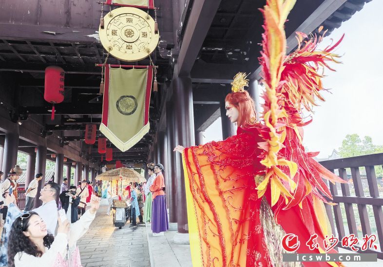 游客与经典神话人物进行游戏互动。长沙晚报全媒体记者 贺文兵 摄