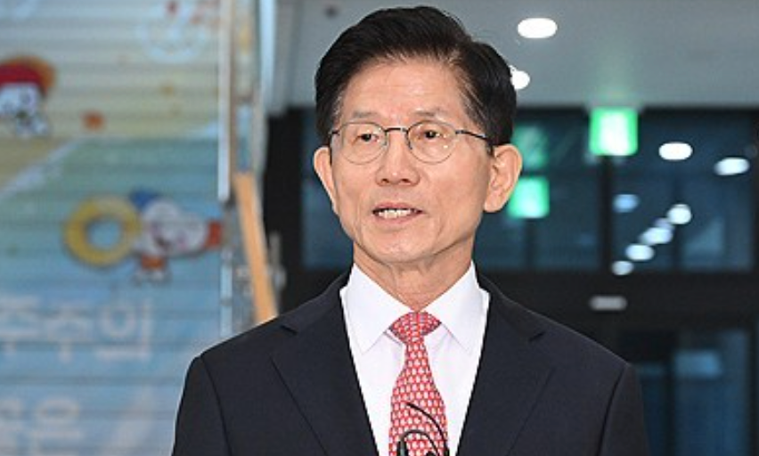 金文洙完成韩国第21届总统候选人登记