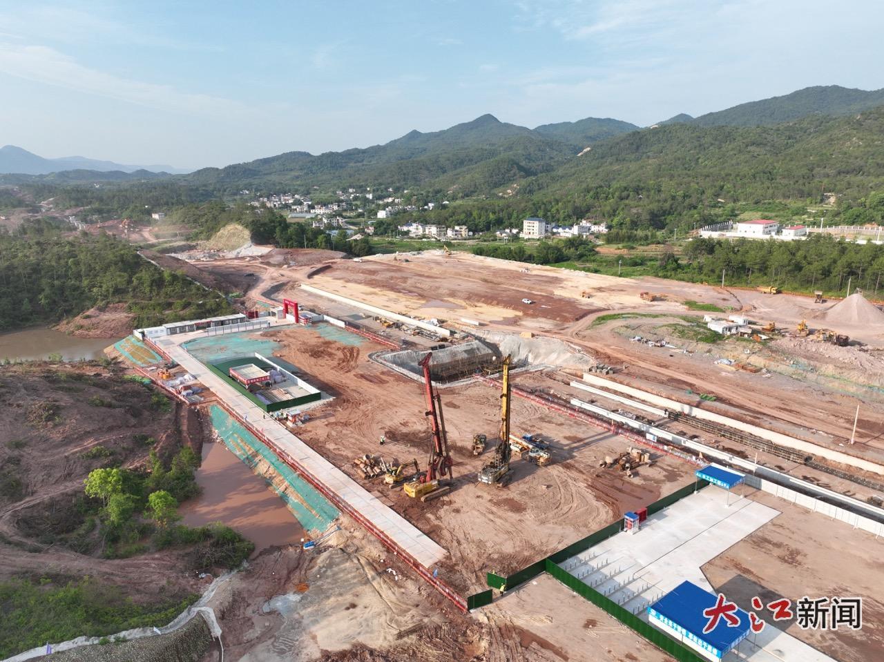 会昌站施工现场多台工程机械忙碌作业。张学东 摄