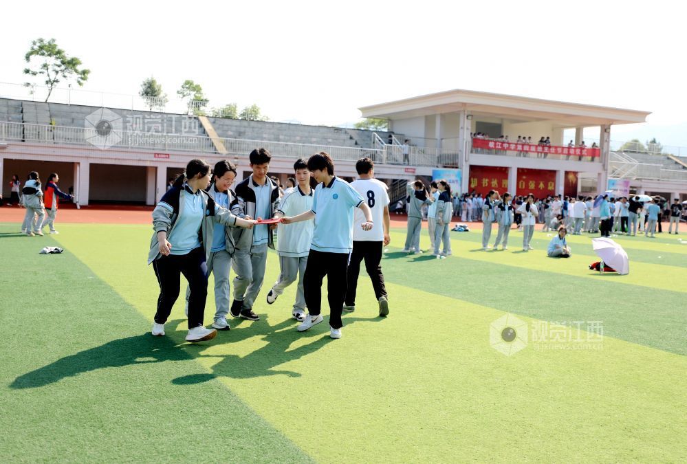 2025年5月11日，江西省吉安市峽江中學的高三學生在玩“十指連心”游戲。