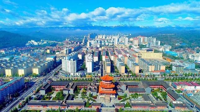建筑围挡变身文明墙　华亭街头的公益广告会“说话”