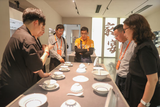 图为5月9日,台湾媒体人在陶源谷三宝瓷源境的展馆内参观。中新社记者 刘力鑫 摄