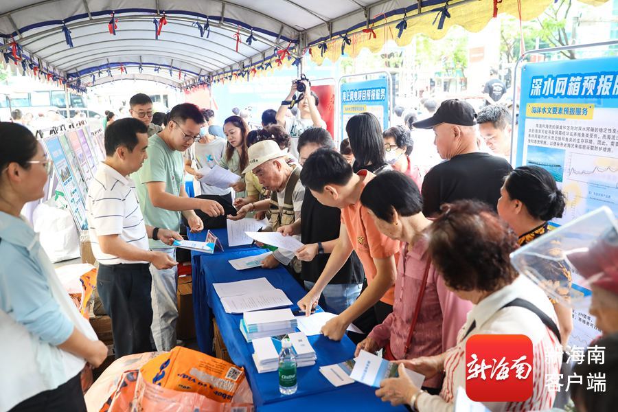 海南省“5&middot;12”防灾减灾日主题科普活动现场，市民群众争相参与有奖竞答‌。记者 姚皓 摄