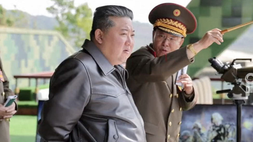 金正恩观摩朝鲜部队战术训练