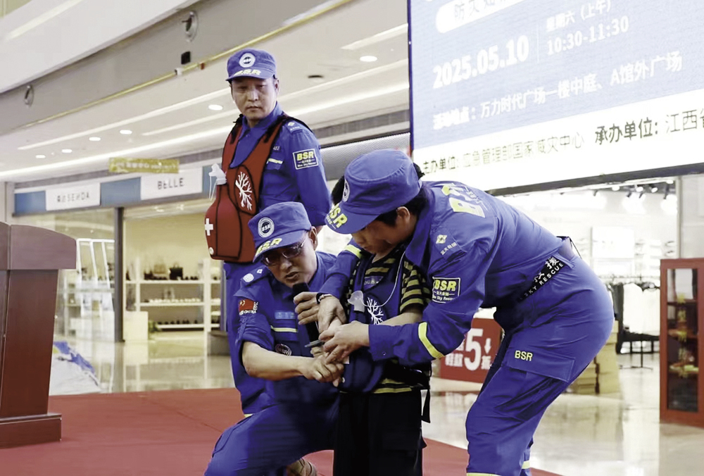 ▲上饶市蓝天救援队队员带来一场干货满满的应急技能教学。