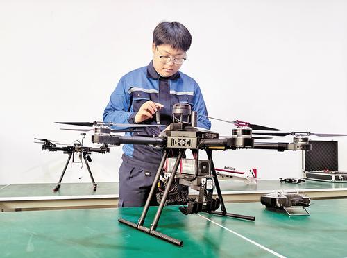 5月2日，在沧州技师学院，霍庆宇正在进行无人机装调检修技能训练。 霍庆宇供图