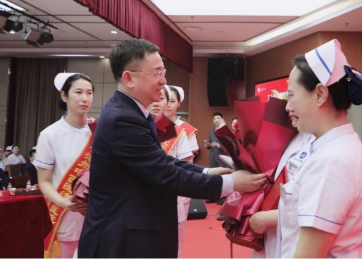 沧州中西医结合医院党委书记为受表彰人员送上鲜花祝福。