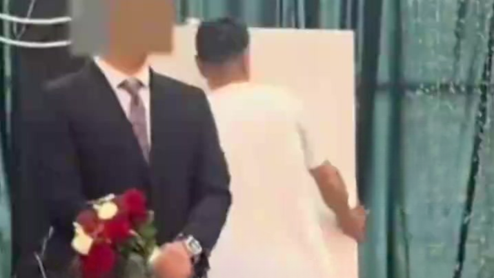 婚礼马上开始，婚庆公司却撤场，新郎称对方未履行合同还要结尾款，婚庆公司：现场布置修改多次，沟通无果