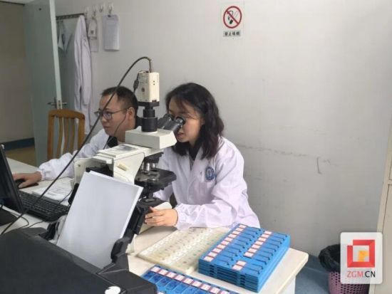 自贡医疗帮扶队队员余玲正在看病理切片